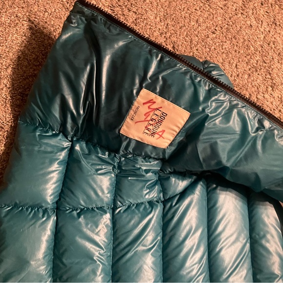 Moncler coat turquoise has a small hole can be fixed - Picture 5 of 7